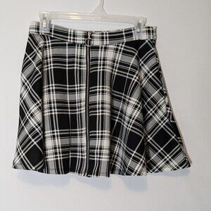 HOT TOPIC Black & White Plaid Circle Flare Mini Skirt; Front Zipper; Size S